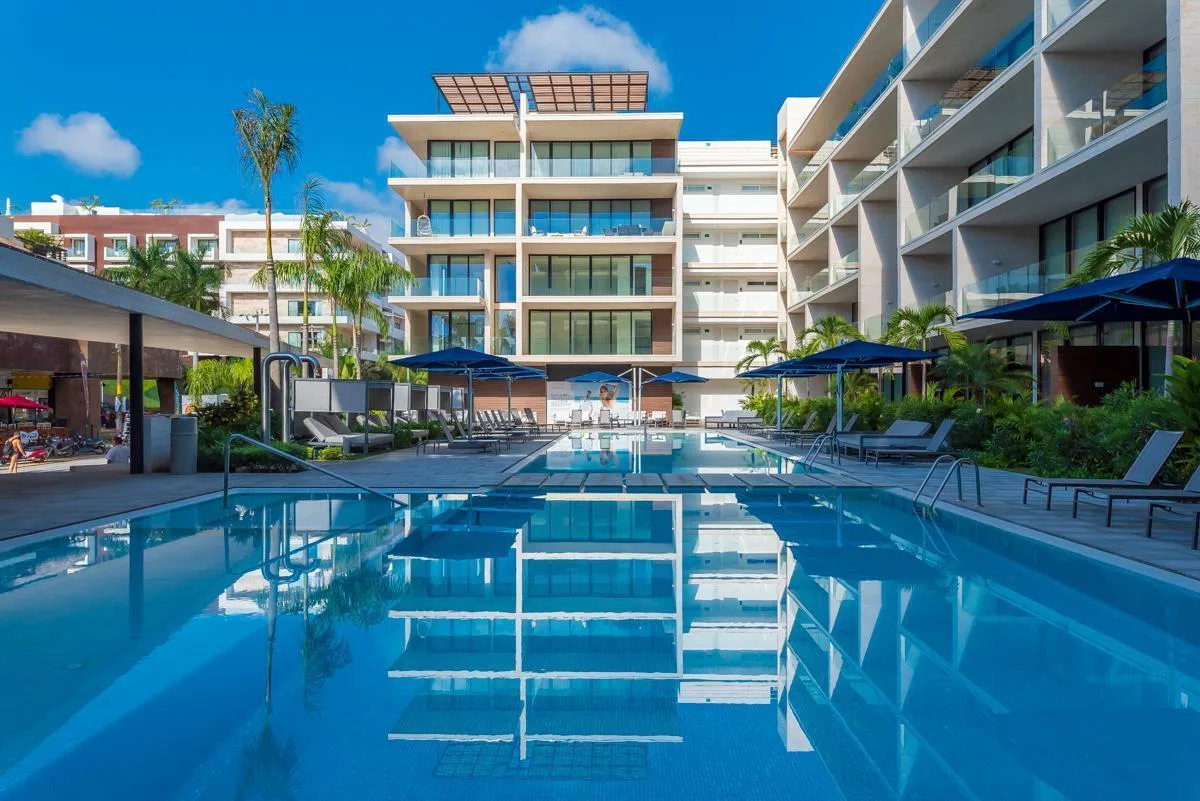 HERMOSO DEPARTAMENTO DE LUJO EN VENTA AMUEBLADO EN PLAYA DEL CARMEN CENTRO (NVD-1059)