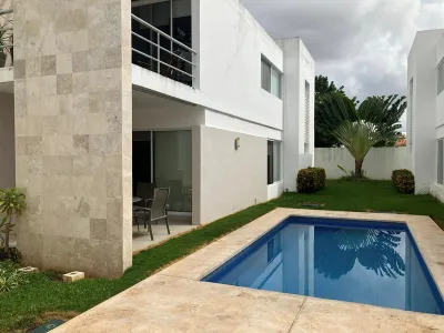 CASA EN RENTA 3 RECAMARAS ALBERCA EN CONDOMINIO SAN ANTONIO CINTA MERIDA NORTE (IRC-1776)