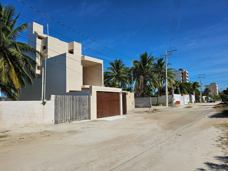 CASA EN VENTA 3 RECAMARAS, ALBERCA, NUEVA PRIMERA FILA CHELEM (NVC-2844)