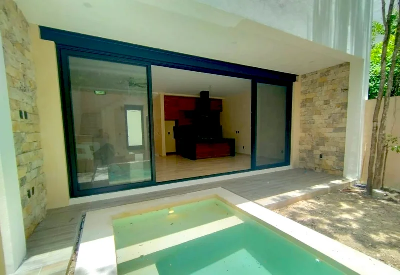 CASA EN VENTA 4 RECAMARAS CON ALBERCA SENDEROS NORTE DE MAYAKOBA PLAYA DEL CARMEN (FVC-2845)