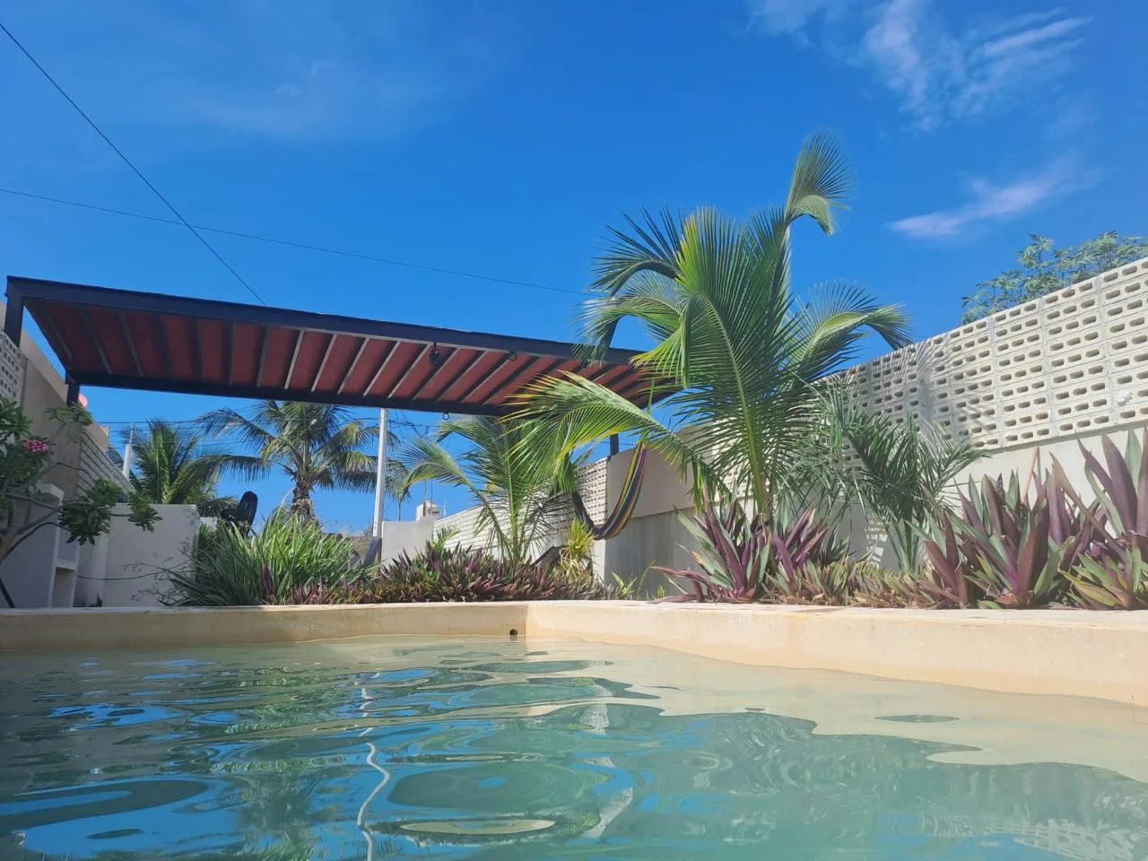 CASA EN VENTA/RENTA, 2 RECAMARAS, ALBERCA, AMUEBLADA SOLA PLANTA EN CHICXULUB PUERTO (NVC-2551)