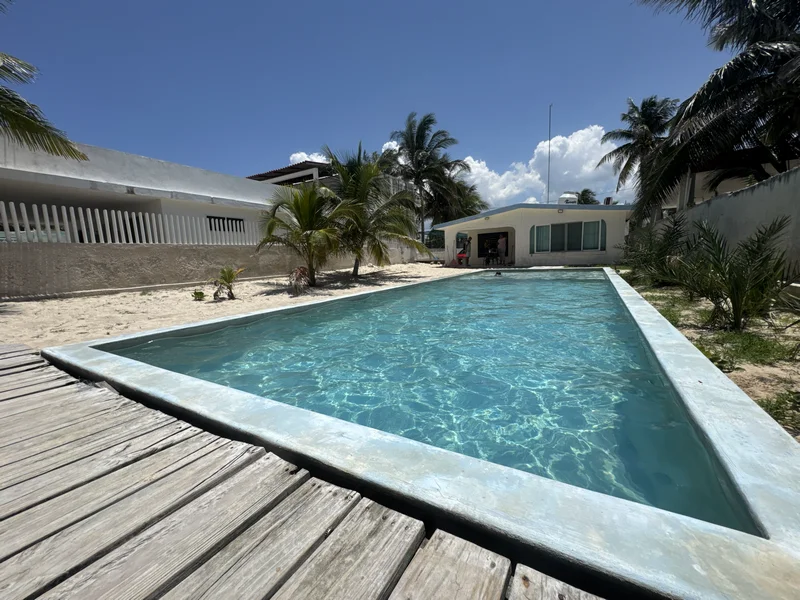 CASA EN VENTA 2 RECAMARAS ALBERCA FRENTE AL MAR CHELEM (AVC-2768)