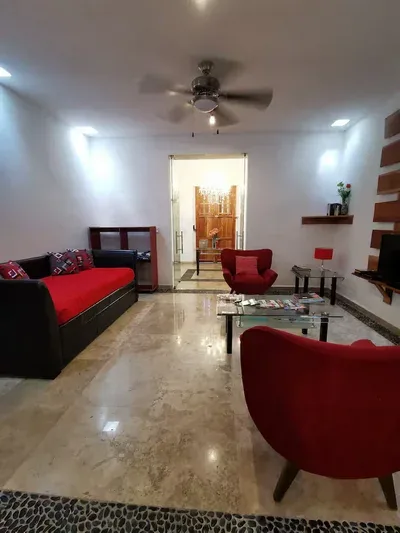 Sala moderna con muebles rojos.