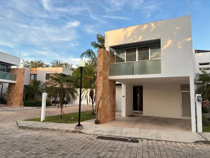 CASA EN RENTA 3  RECAMARAS EN PRIVADA SANTA GERTRUDIS COPO MERIDA NORTE (IRC-1775)