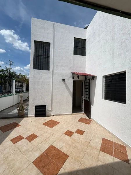 CASA EN RENTA 3 RECAMARAS AMPLIA, EN ESQUINA, FRANCISCO DE MONTEJO (NVC-1778)